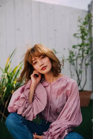 ミディアム 佐藤 香織のヘアスタイル