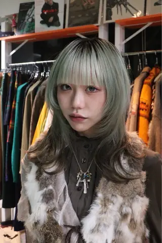ミディアム カラー レイヤー/ブリーチ iwamiya岩見谷のヘアスタイル