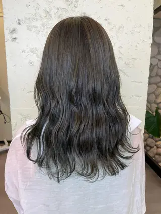 セミロング 透明感オリーブ🫒/ ブリーチなしWカラーのヘアスタイル