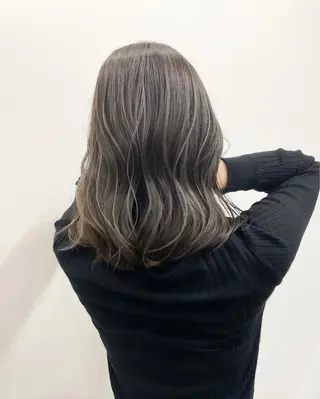 セミロング 白いハイライト🤍 タナカリョウスケのヘアスタイル