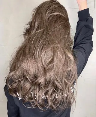 ロング カラー ミルクティーベージュ ブリーチ 店長 清水のヘアスタイル