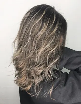 ミディアム カラー 森本 笑のヘアスタイル