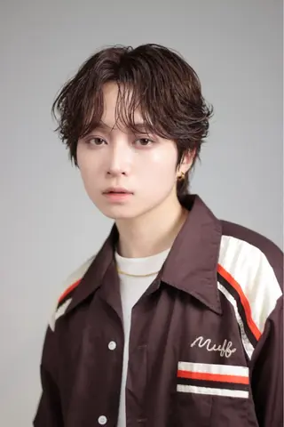 ミディアム カラー パーマ ヘアアレンジ メンズ 🔥ニュアンス フェザー小林海斗🔥のヘアスタイル