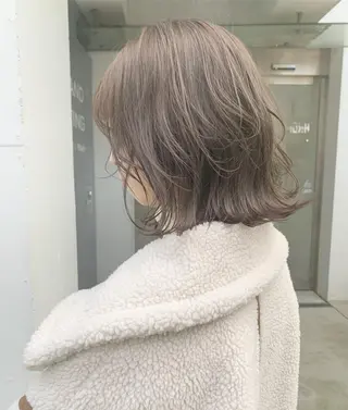 ショート カラー ハイトーンボブ 前田 表参道　グレージュのヘアスタイル