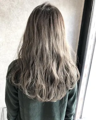 ロング カラー 顔周りレイヤーカット ブリーチminamiのヘアスタイル