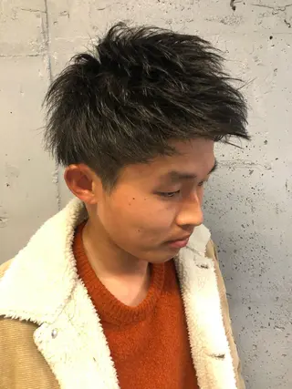 メンズ 顔まわりレイヤー デザインカットのヘアスタイル