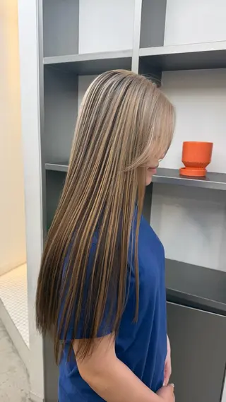 ミディアム カラー ヘアアレンジ レイヤーカット×透明 感カラー💫AINAのヘアスタイル