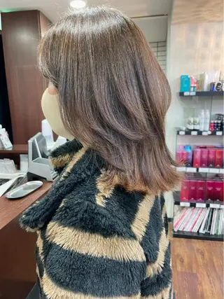 ミディアム レイヤーカット、 大人可愛い　中村美羅のヘアスタイル