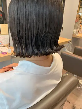 ショート カラー ヘアアレンジ サナ🌱 切りっぱなしボブのヘアスタイル