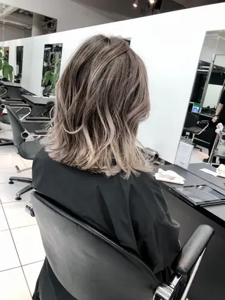 ミディアム 白髪ぼかしモデル募集 赤岡翔太のヘアスタイル