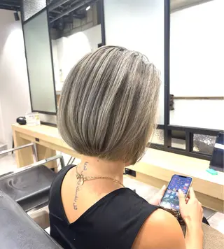ショート カラー 白髪ぼかしハイライト バレイヤージュヤマトのヘアスタイル