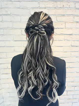ロング ヘアアレンジ ハイトーンカラー シールエクステのヘアスタイル