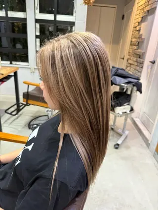 ロング カラー バレイヤージュ ブリーチ特化のヘアスタイル