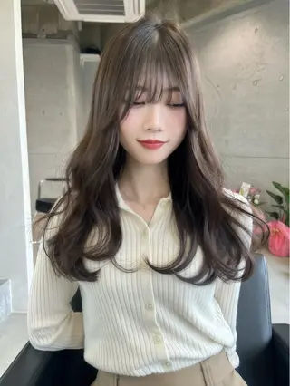 ロング 韓国🇰🇷レイヤー カットオリーブカラーのヘアスタイル