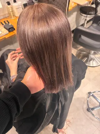 ミディアム しげきハイトーン /ミルクティーのヘアスタイル