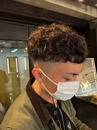 メンズ ハイライト白髪ぼかし メンズパーマ渋谷のヘアスタイル