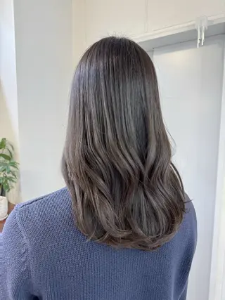 セミロング 顔まわりレイヤー 透明感カラー🩵🩵のヘアスタイル
