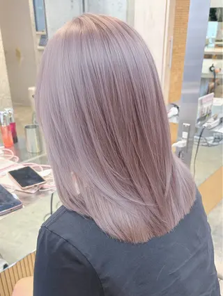 ミディアム カラー 失敗しないハイトーン ミルクティーベージュのヘアスタイル