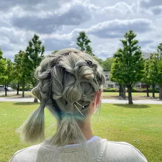 ミディアム ヘアアレンジ コテ巻きパーマ💙 シノヤユイのヘアスタイル