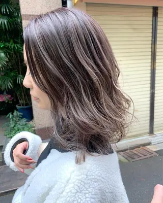ミディアム カラー レイヤーカット 西村あきやのヘアスタイル