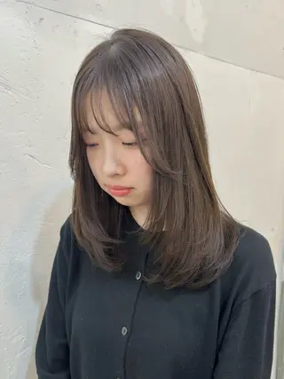 セミロング 顔まわりレイヤー 透明感カラー🩵🩵のヘアスタイル