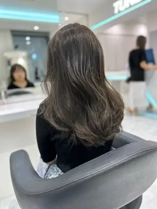 ミディアム カラー センターパート/毛 流れ/パーマ特化のヘアスタイル