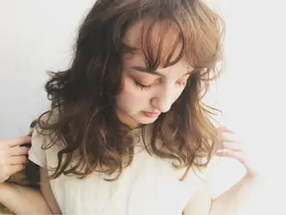 カラー 💓パーマ，💗 レイヤーカットのヘアスタイル