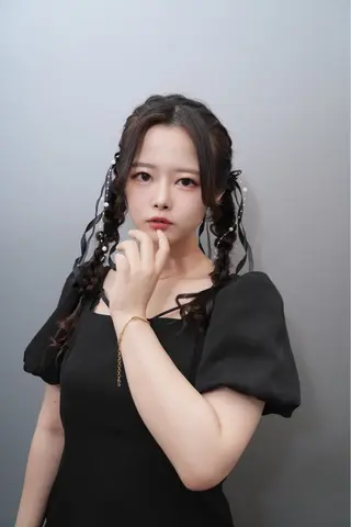 ロング ヘアアレンジ 推し活専用 【派手髪】飯野ゆかりのヘアスタイル