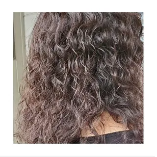 カラー ロング 荒山 栞奈のヘアスタイル