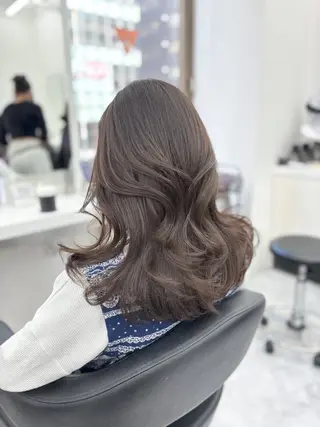セミロング カラー 抜け感レイヤー︴ ニュアンスカラーのヘアスタイル
