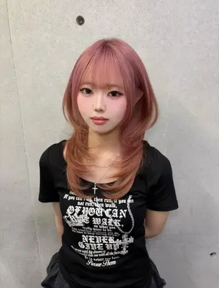 ミディアム がわ/ハイレイヤー /ハイトーンカラーのヘアスタイル