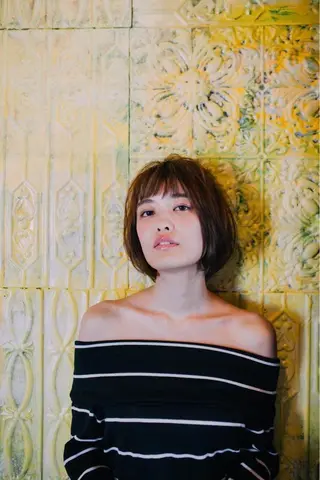 ミディアム 佐藤 香織のヘアスタイル