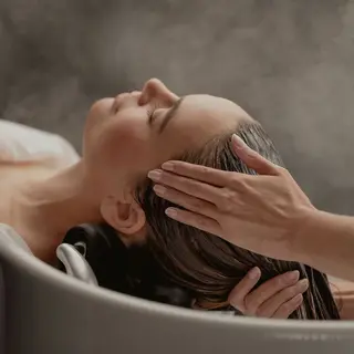 ミディアム ヤノ ナオミのヘアスタイル