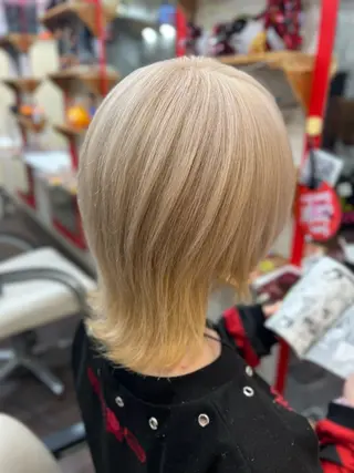 ショート カラー まさき✂︎ブリーチ／ デザインカラーのヘアスタイル