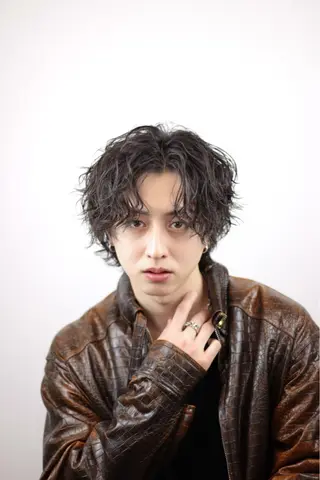 ミディアム パーマ ヘアアレンジ メンズ 🔥ニュアンス フェザー小林海斗🔥のヘアスタイル
