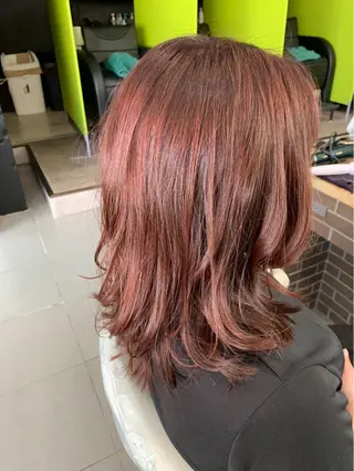 ミディアム カラー 新岡 萌乃のヘアスタイル