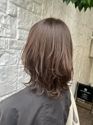 ミディアム カラー カジュアルを女っぽく 𝗮𝘆𝗮𝗰𝗼のヘアスタイル