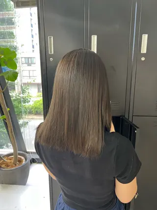 セミロング カラー 小森聖奈 韓国風レイヤーカットのヘアスタイル
