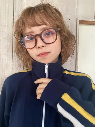 ショート ブリーチカラー/ブロ ンドレイヤーカットのヘアスタイル