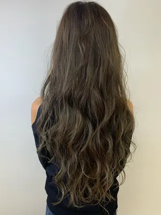 ロング カラー 梅本 有希のヘアスタイル