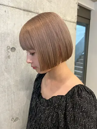ショート ハイトーン💎 ホワイトベージュ坪谷のヘアスタイル