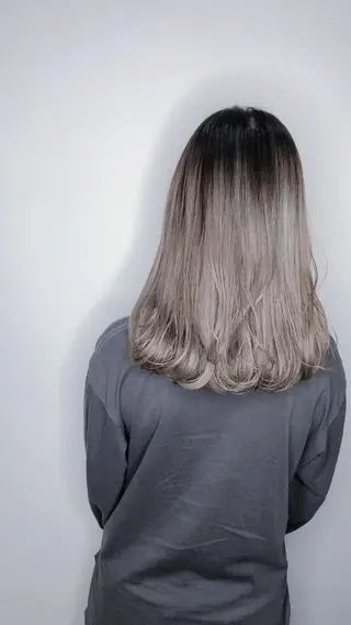 ミディアム カラー NINE+/代表 ブリーチ特化型サロンのヘアスタイル