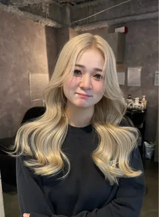ロング カラー ヘアアレンジ 🌿巴結生🌱大宮 ミルクティーベージュのヘアスタイル