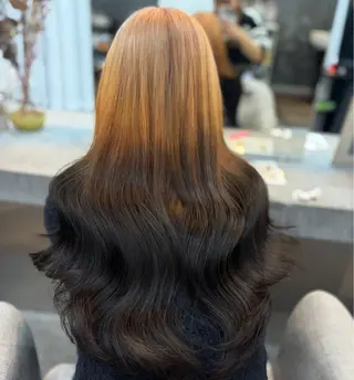 ロング 🐈‍⬛momo🐾 ブリーチ・Wカラーのヘアスタイル