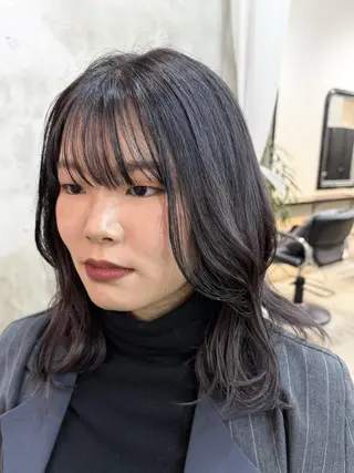 ミディアム カラー 三條 朋香のヘアスタイル