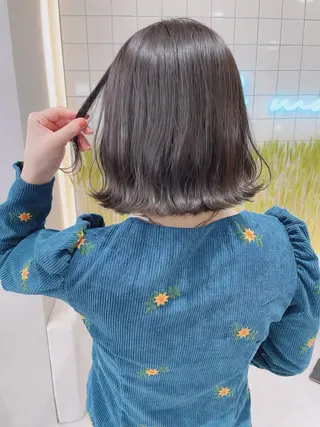 ショート 透明感オリーブ🫒/ ブリーチなしWカラーのヘアスタイル