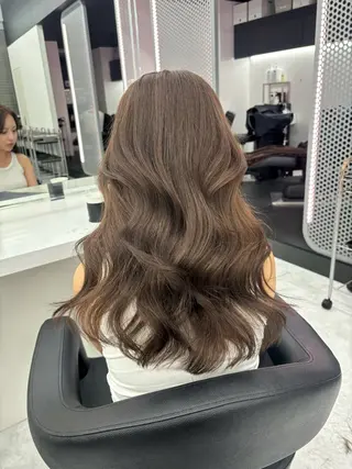 セミロング カラー 抜け感レイヤー︴ ニュアンスカラーのヘアスタイル