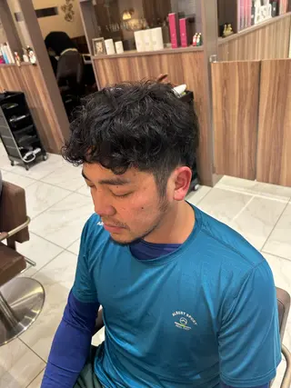 メンズ フェザーパーマ 🌎Rino🔚のヘアスタイル