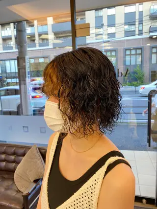 ミディアム パーマ 渕向 克海のヘアスタイル