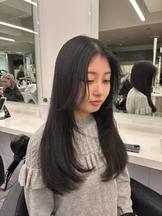 ロング カラー 抜け感レイヤー︴ ニュアンスカラーのヘアスタイル